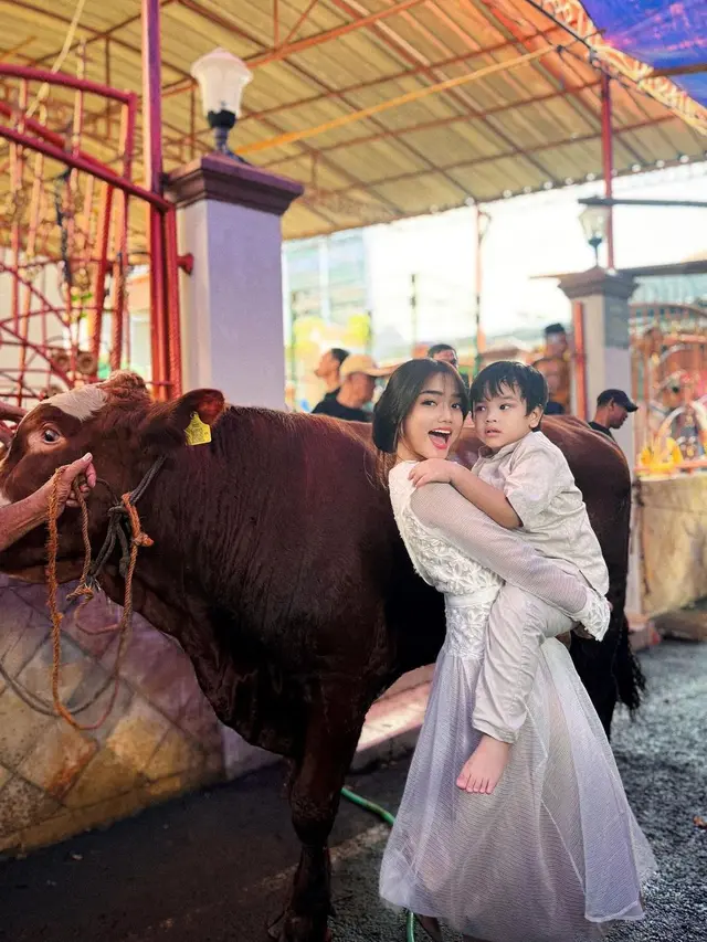 8 Potret Artis Bareng Hewan Kurbannya Sebelum Disembelih, Kambing