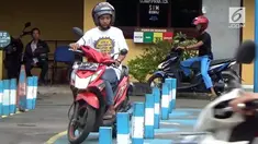 Demi meningkatkan kesadaran berlalu lintas, Satlantas Polres Jombang, memberikan coaching clinic sebelum melakukan pengurusan SIM.