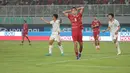 Penyerang Timnas Indonesia Mitchell Baker menunjukkan ekspresi kecewa usai gagal mencetak gol ke gawang Vietnam pada laga Grup A Piala AFF 2026 di Stadion Pakansari, Bogor, Senin (3/8/2026). Timnas Indonesia harus mengakui keunggulan Vietnam dengan skor 0-3 dalam pertandingan tersebut. (KLY/Budy Santoso)