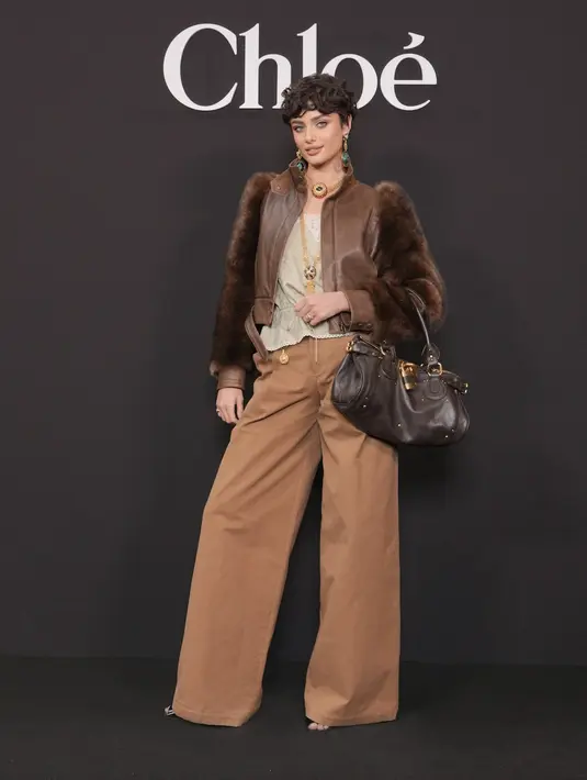 <p>Sedangkan gaya casual Taylor Hill hadirkan aksi retro boho dengan paduan jaket dan celana palazzo. [Foto: Chlo&eacute;.dok]</p>