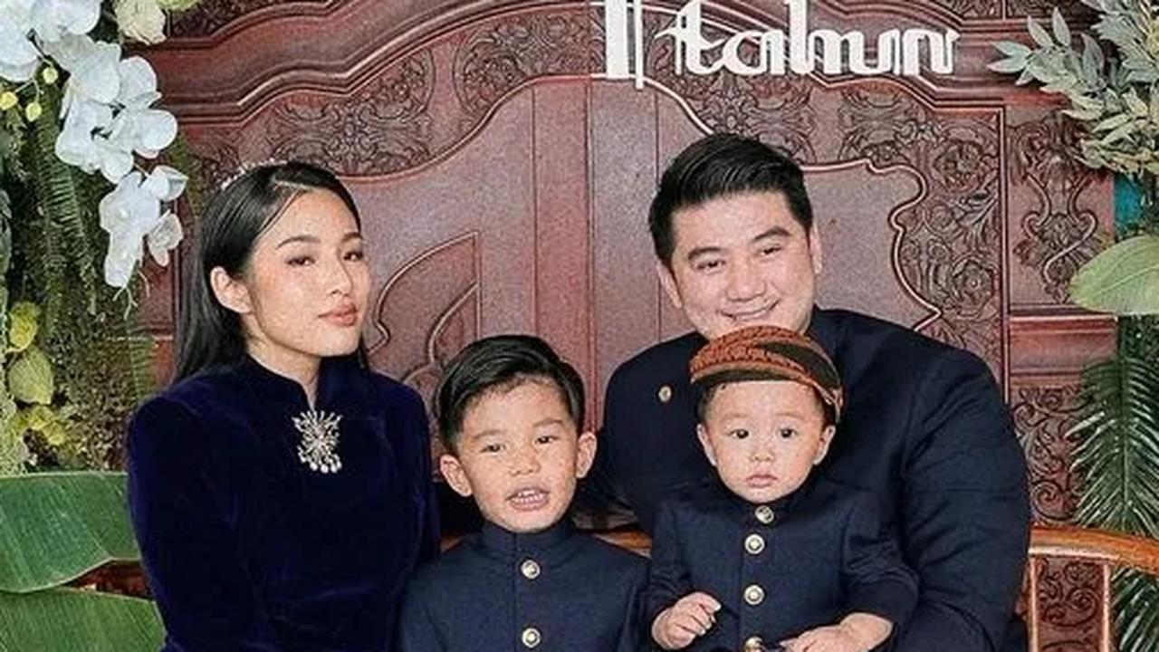 Usung Konsep Tradisional, ini Potret Lucu Baby Timo Anak Chef Arnold di Momen Ultah yang Pertama