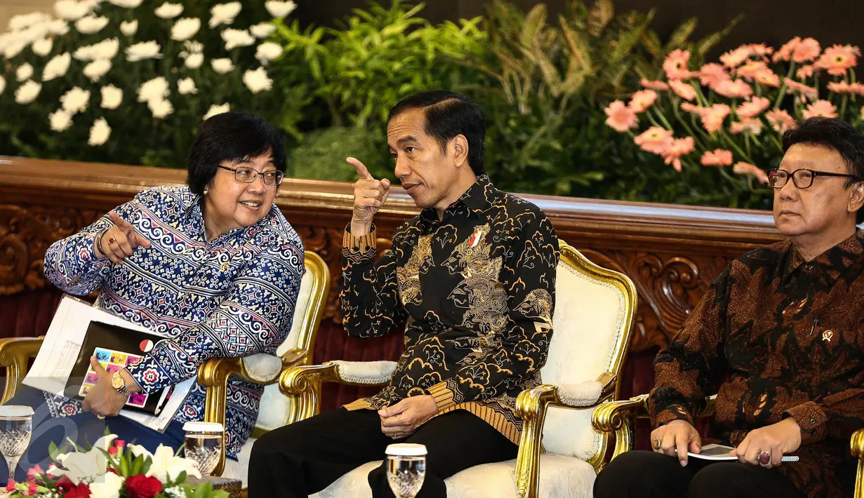 Presiden Joko Widodo berbincang dengan Menteri Lingkungan Hidup dan Kehutanan Siti Nurbaya saat menghadiri pencanangan pengakuan hutan adat di Istana Negara, Jakarta, Jumat (30/12). (Liputan6.com/Faizal Fanani)