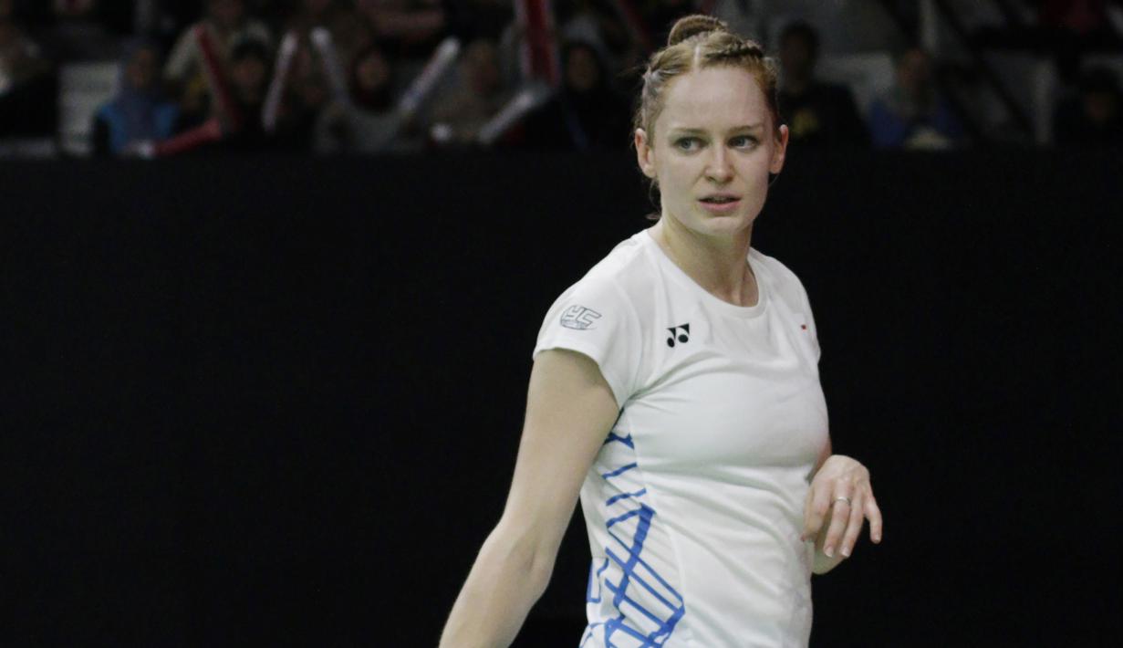 Ganda campuran Inggris, Lauren Smith, tampak fokus saat melawan ganda Indonesia pada Indonesia Masters 2019 di Istora Senayan, Jakarta, Selasa (22/1). Ellis / Smith lolos ke babak kedua. (Bola.com/M. Iqbal Ichsan)