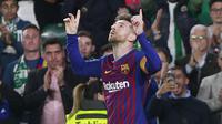 Striker Barcelona, Lionel Messi, merayakan gol yang dicetak ke gawang Real Betis pada laga La Liga 2019 di Stadion Benito Villamarin, Minggu (17/3). Barcelona menang 4-1 atas Real Betis. (AP/Miguel Morenatti)