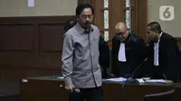 Mantan Gubernur Kepulauan Riau, Nurdin Basirun saat menjalani sidang pembacaan dakwaan di Pengadilan Tipikor Jakarta, Rabu (4/12/2019). Nurdin Basirun didakwa menerima gratifikasi Rp4,22 miliar dari berbagai pihak selama masa jabatannya dalam kurun waktu 2016-2019. (Liputan6.com/Helmi Fithriansyah)