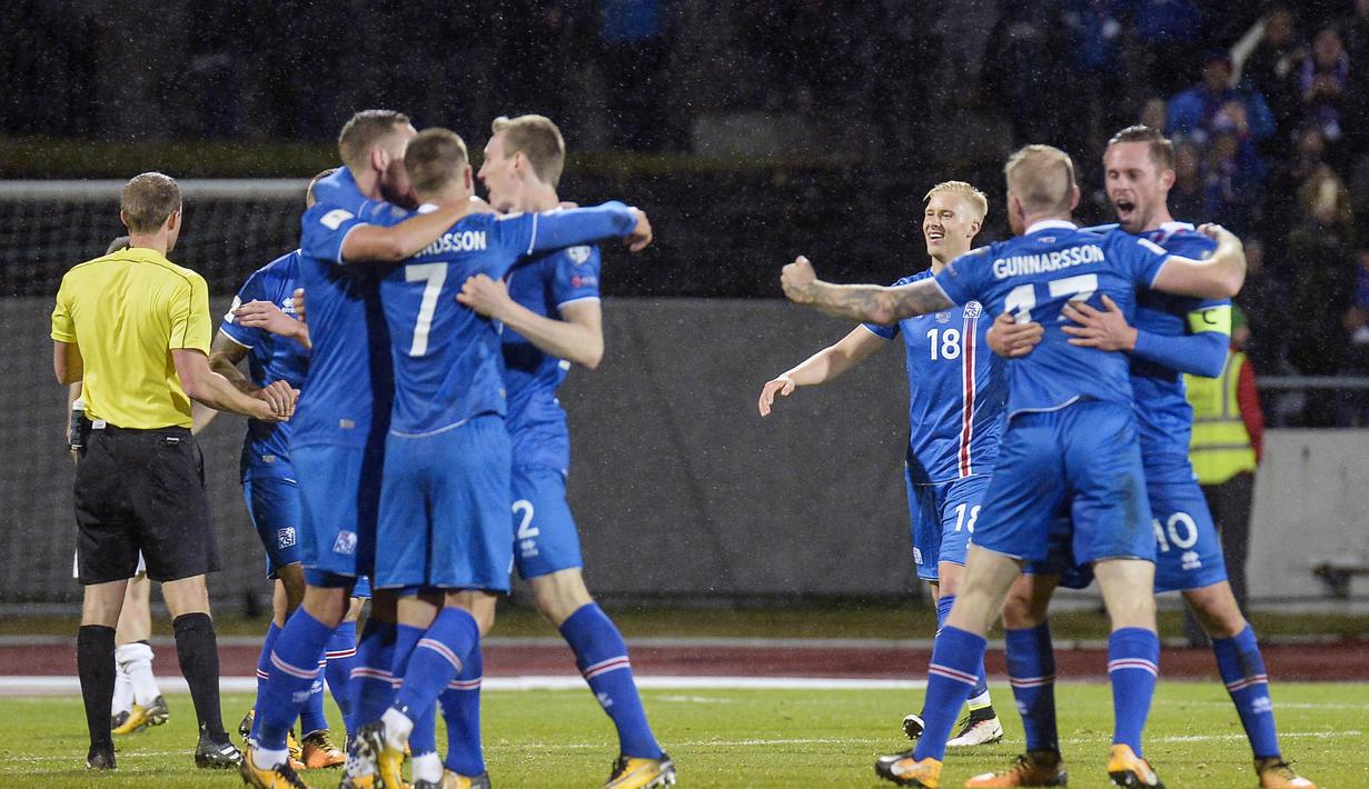 Para pemain Islandia merayakan keberhasilan lolos untuk pertama kali nya ke Piala Dunia setelah mengalahkan Kosovo di Stadion Laugardalsvöllur, Senin (9/10/2017). Islandia menang 2-0 atas Kosovo. (AP/Haraldur Gudjonsson)
