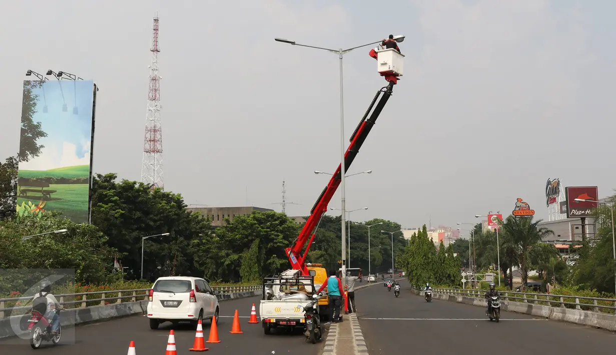 Aktivitas pekerja ketika memasang lampu light emitting diode (LED) di Jakarta, Selasa (26/7). Secara bertahap, Pemprov DKI akan menggunakan lampu LED yang hemat energi untuk Penerangan Jalan Umum (PJU) di seluruh Jakarta. (Liputan6.com/Immanuel Antonius)