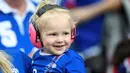 Fans cilik yang lucu asal Islandia terlihat bahagia saat menyaksikan laga Islandia melawan Prancis di  Stade de France, Saint-Denis, (3/7/2016). (AFP/Martin Bureau)