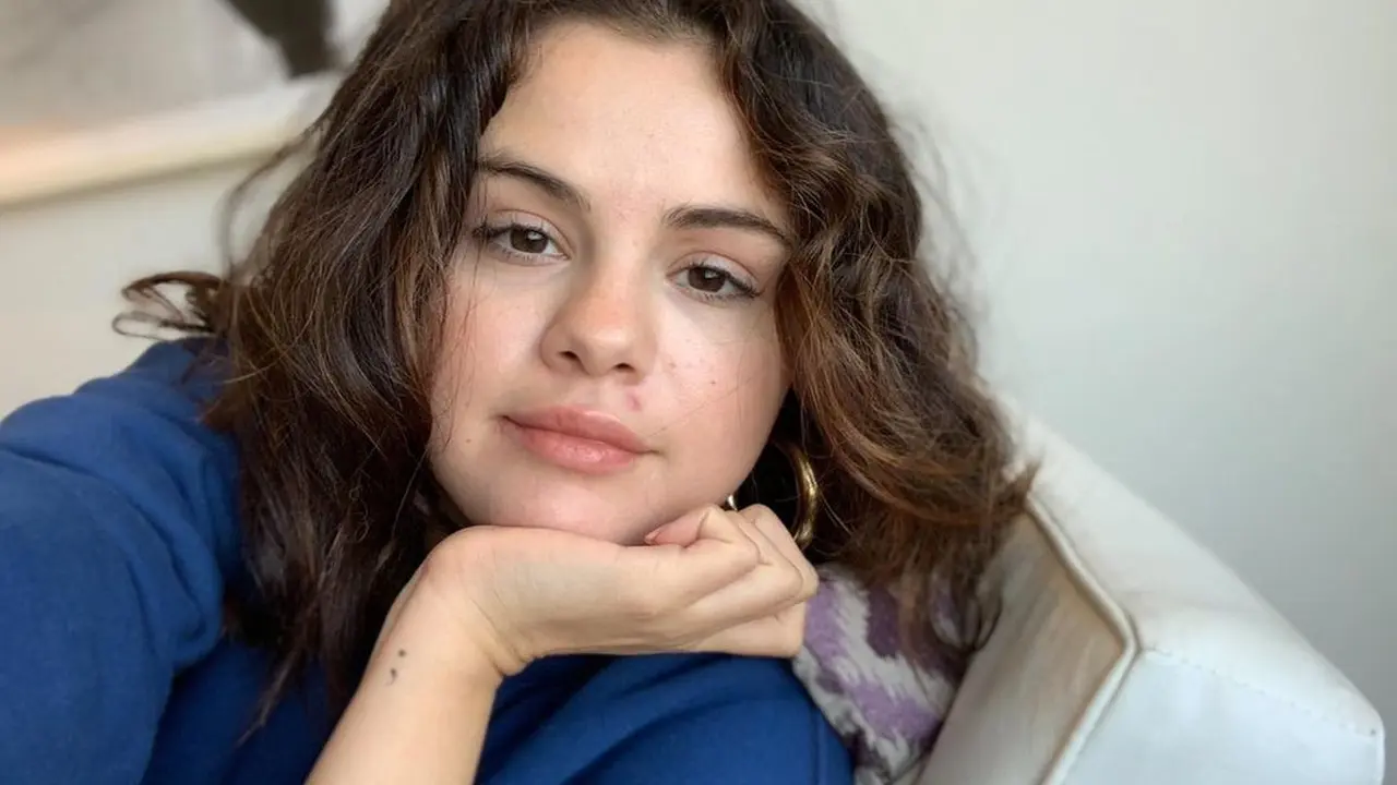 Selena Gomez Pamer Wajah Tanpa Makeup, Tetap Percaya Diri dengan Jerawat