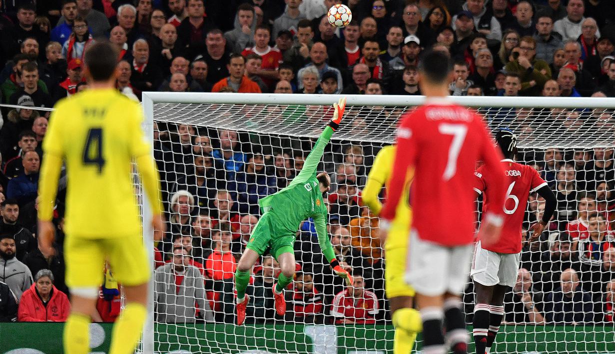 Pada menit ke-16 aksi gemilang David De Gea yang terbang menepis bola hasil sepakan terukur Paco Alcacer sukses mementahkan peluang emas Villarreal. (AFP/Anthony Devlin)