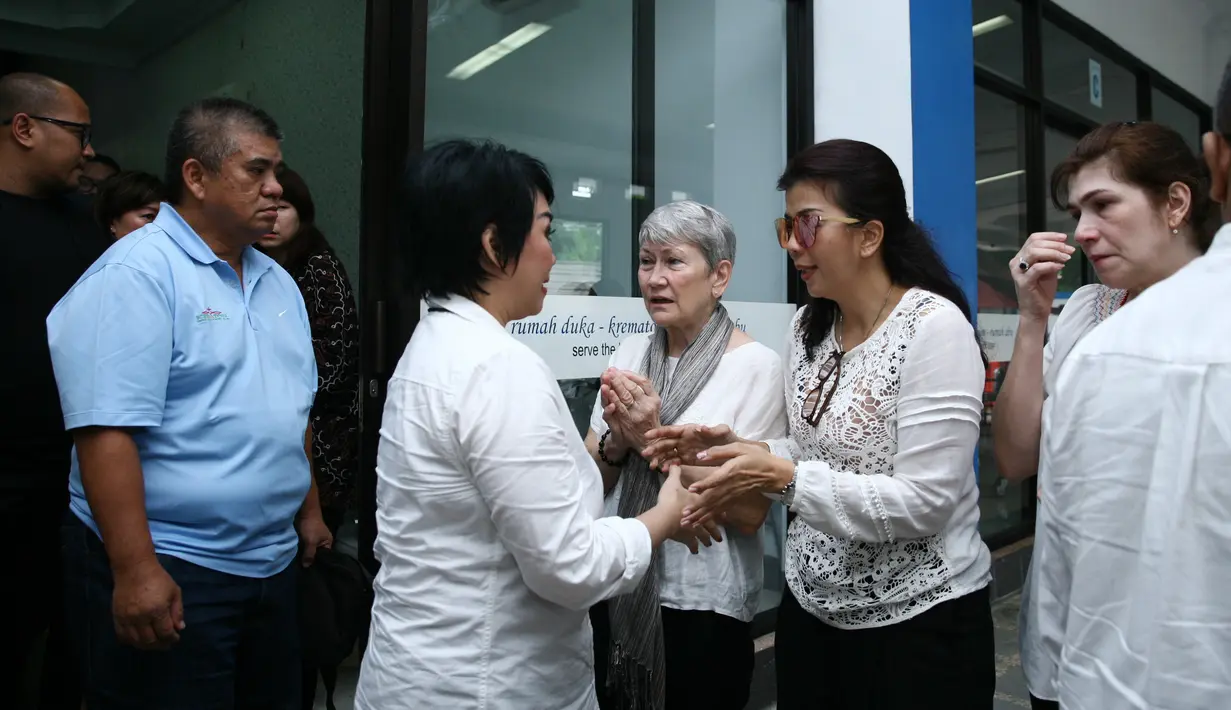 "Kita ada di sini untuk bersama-sama, untuk yang terakhir kalinya. Banyak sekali kata kata yang ingin saya sampaikan, bahwa  kami sekeluarga ingin mengingat dia sebagai orang yang sangat berpengaruh," imbuhnya. (Nurwahyunan/Bintang.com)