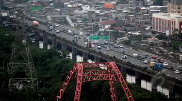 Kendaraan melintasi ruas jalan tol di kawasan Ancol, Jakarta, Selasa (13/1/2015). (Liputan6.com/Faizal Fanani)