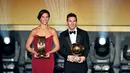 Lionel Messi berpose dengan kapten Timnas Putri AS, Carli Lloyd, yang meraih gelar Pesepak bola Wanita Terbaik Dunia 2015. (AFP/Fabrice Coffrini)