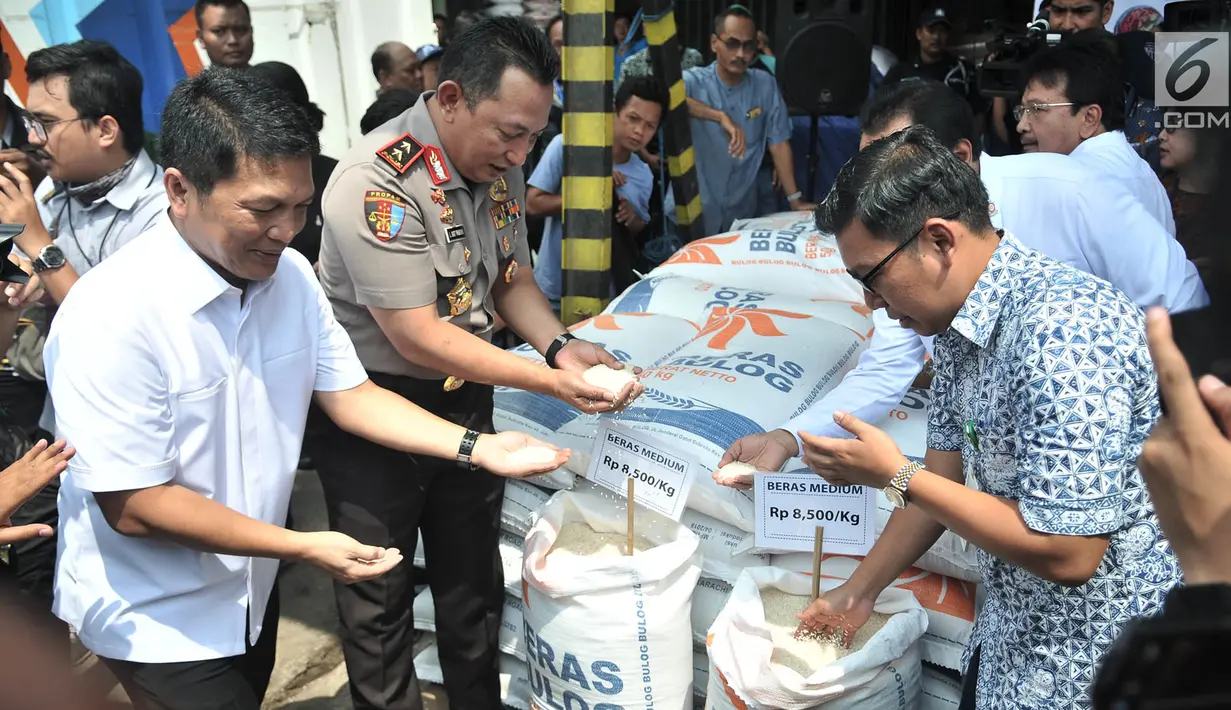 Direktur Utama Food Station Cipinang Arief Prasetyo Adi bersama Satgas Pangan Kombes Pol Nico Afinta memeriksa beras jenis medium saat peluncuran operasi pasar di Pasar Induk Beras Cipinang, Jakarta, Kamis (22/11). (Merdeka.com/Iqbal S. Nugroho)