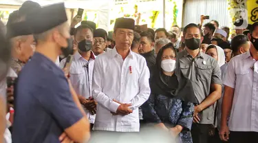 Presiden Joko Widodo bersama Ibu Negara Iriana Joko Widodo (kanan) melepas keberangkatan almarhumah Koesni Harningsih di Jalan Terusan Lembang Nomor D54, Menteng, Jakarta, Minggu (12/3/2023). Istri Kepala Staf Presiden (KSP) Moeldoko tersebut meninggal dunia di usia 63 tahun setelah menjalani perawatan di ICCU RSPAD Kartika Gatot Subroto dan rencananya akan dimakamkan di Taman Makam Pahlawan Bahagia, Tangerang Selatan. (Liputan6.com/Angga Yuniar)