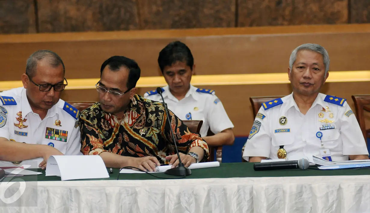 Menhub, Budi Karya S (tengah) melihat catatan saat memaparkan kesiapan angkutan jelang Natal 2016 dan Tahun Baru 2017 di Jakarta, Selasa (6/12). Diprediksi arus libur panjang terjadi dua hari jelang natal dan tahun baru. (Liputan6.com/Helmi Fithriansyah)