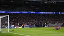 Pemain Atletico Madrid, Julian Alvarez mencetak gol melalui tendangan penalti ke gawang Real Madrid meski pada akhirnya tidak disahkan oleh wasit pada laga leg 2 babak 16 besar Liga Champions 2024/2025 di Metropolitano Stadium, Madrid, Spanyol, Kamis (13/03/2025). (AP Photo/Manu Fernandez)