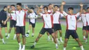 <p>Tiga pemain Timnas Indonesia (dari kiri) Ricky Kambuaya, Ramadhan Sananta dan Pratama Arhan melakukan pemanasan saat sesi official training di Stadion Madya, Senayan, Jakarta, Senin (9/9/2024) jelang menghadapi Australia dalam laga kualifikasi Piala Dunia 2026 yang akan digelar Selasa (10/9/2024). (Bola.com/M Iqbal Ichsan)</p>