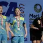 Ganda putri China Jia Yifan dikalungi mendali usai memenangkan final kejuaraan BCA Indonesia Open 2017 melawan Ganda Putri Korea di Jakarta, Minggu (18/6). Chen Qingchen dan Jia Yifan menang dengan skor 21-19, 15-21, 21-10. (Liputan6.com/Faizal Fanani)