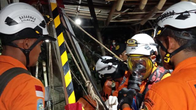 Evakuasi korban meninggal di dalam sumur, di Cilacap, Jawa Tengah. (Foto: Liputan6.com/Basarnas)