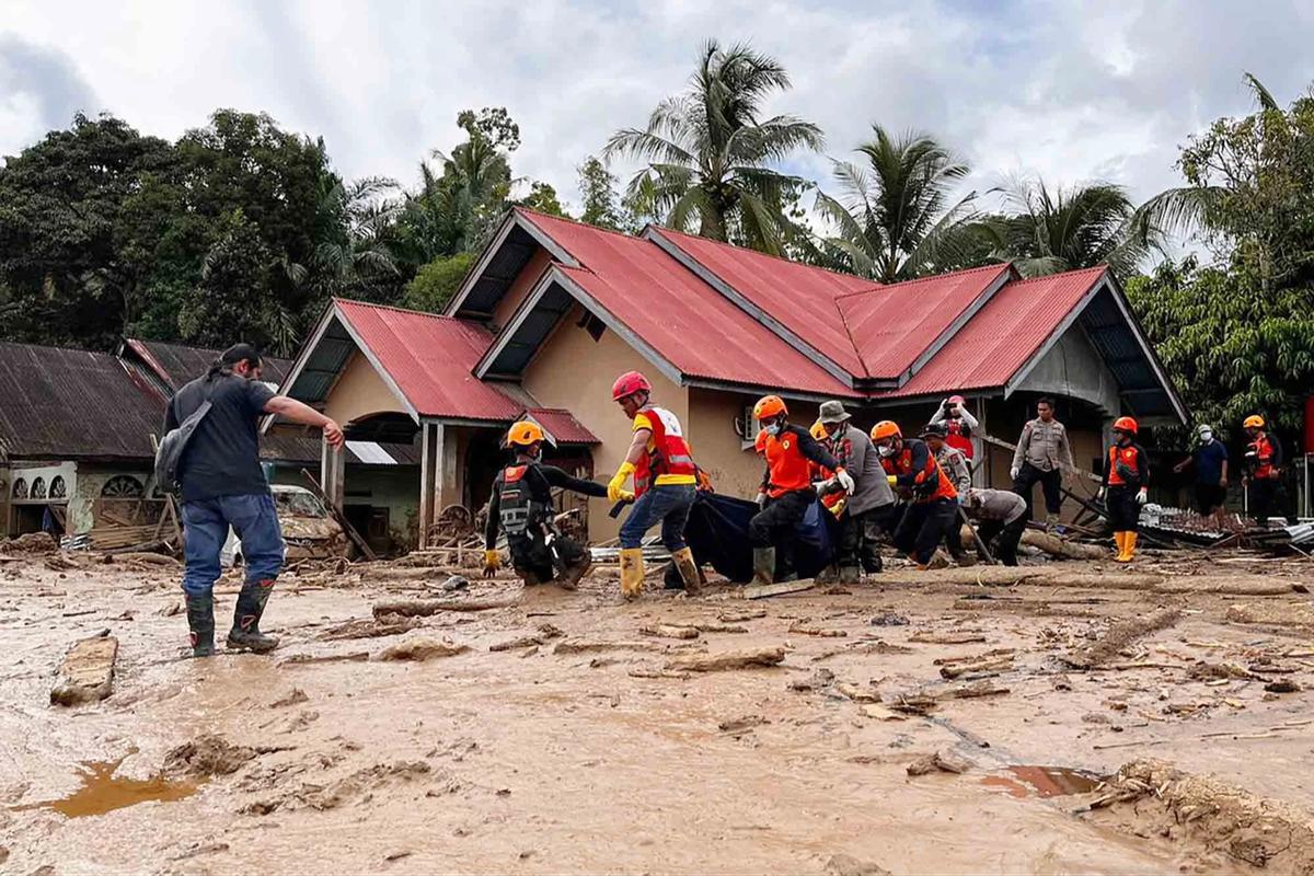 FOTO: Tim SAR Hadapi Medan Sulit Saat Evakuasi Korban Banjir Sumatera–Aceh