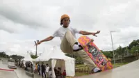 Pevi Permana, Peserta seleknas Indonesia, akan melakukan lompatan pada aksinya di Skate BSD Extrem Park, Tangerang, Selasa (30/1/2018). Pemilihan 8 terbaik untuk mewakili Indonesia pada ASIAN Games 2018. (bola.com / Asprilla Dwi Adha)
