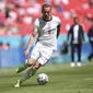 Penyerang Inggris, Harry Kane membawa bola saat bertanding melawan Inggris pada pertandingan grup D Euro 2020 di stadion Wembley di London, Minggu (13/6/2021). Inggris menang tipis atas Kroasia dengan skor 1-0. (Laurence Griffiths, Pool via AP)