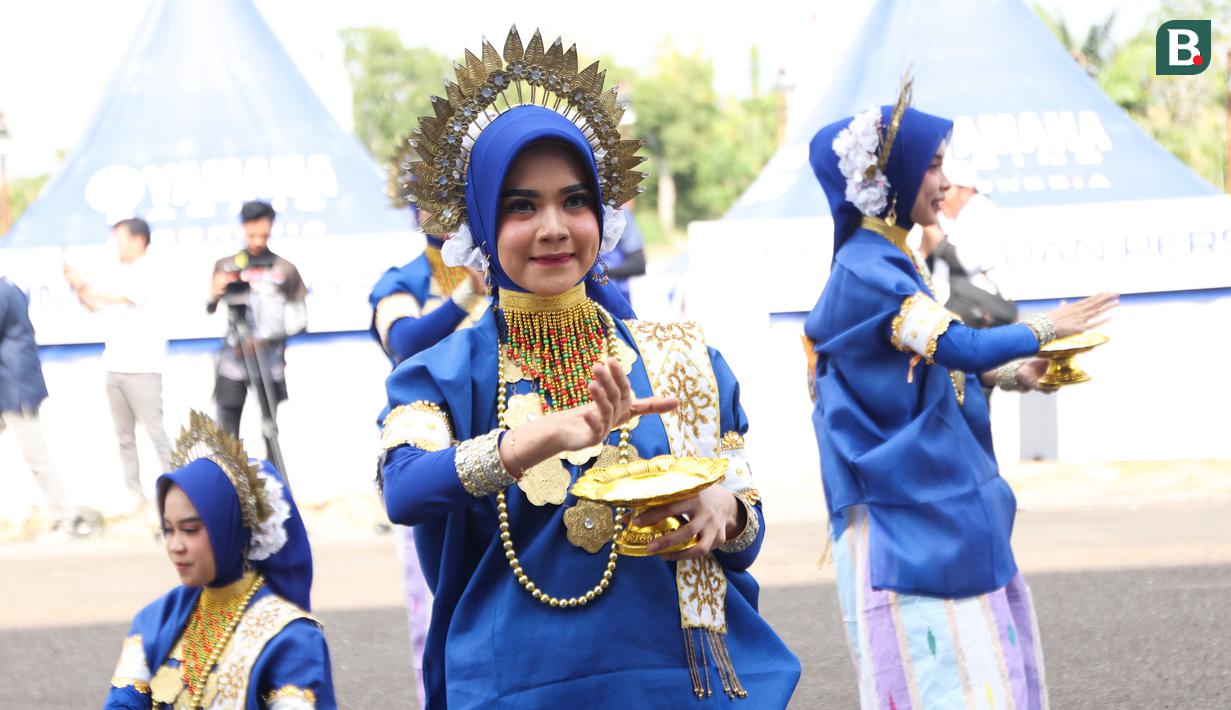 Sajian tarian yang berasal dari daerah Sulawesi Selatan pada acara pembukaan Yamaha Cup Race Seri 1 yang bertempat di Sirkuit Puncak Mario, Kabupaten Sidrap, Sulawesi Selatan. (Bola.com/Abdul Aziz)