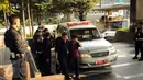Komisi Pemberantasan Korupsi membawa dua politisi dan pejabat Pemkab Musi Banyuasin untuk diperiksa di gedung KPK Jakarta, Sabtu (20/6/2015). Keempat orang tersebut merupakan hasil OTT pada Jumat (19/6) malam. (Liputan6.com/Helmi Fithriansyah)