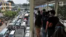 Suasana kemacetan di kawasan Pasar Tanah Abang, Jakarta, Kamis  (16/5/2019). Penataan daerah Tanah Abang secara terintegrasi dan menyeluruh dibutuhkan untuk mengurai kemacetan di kawasan pusat grosir pakaian terbesar se-Asia Tenggara tersebut. (merdeka.com/Iqbal S Nugroho)