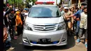 Mobil ambulan yang membawa jenazah Olga Syahputra tiba di rumah duka pukul 9.45 WIB, Jakarta, Sabrtu (28/3/2015). Ribuan orang memadati sepanjang jalan kediaman Olga Syahputra (Liputan6.com/Faisal R Syam)