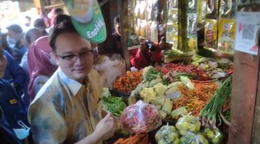 Wamendag Jerry Sambuaga lakukan sidak harga kebutuhan pokok di Pasar Rogojampi Banyuwangi (Hermawan Arifianto/Liputan6.com)