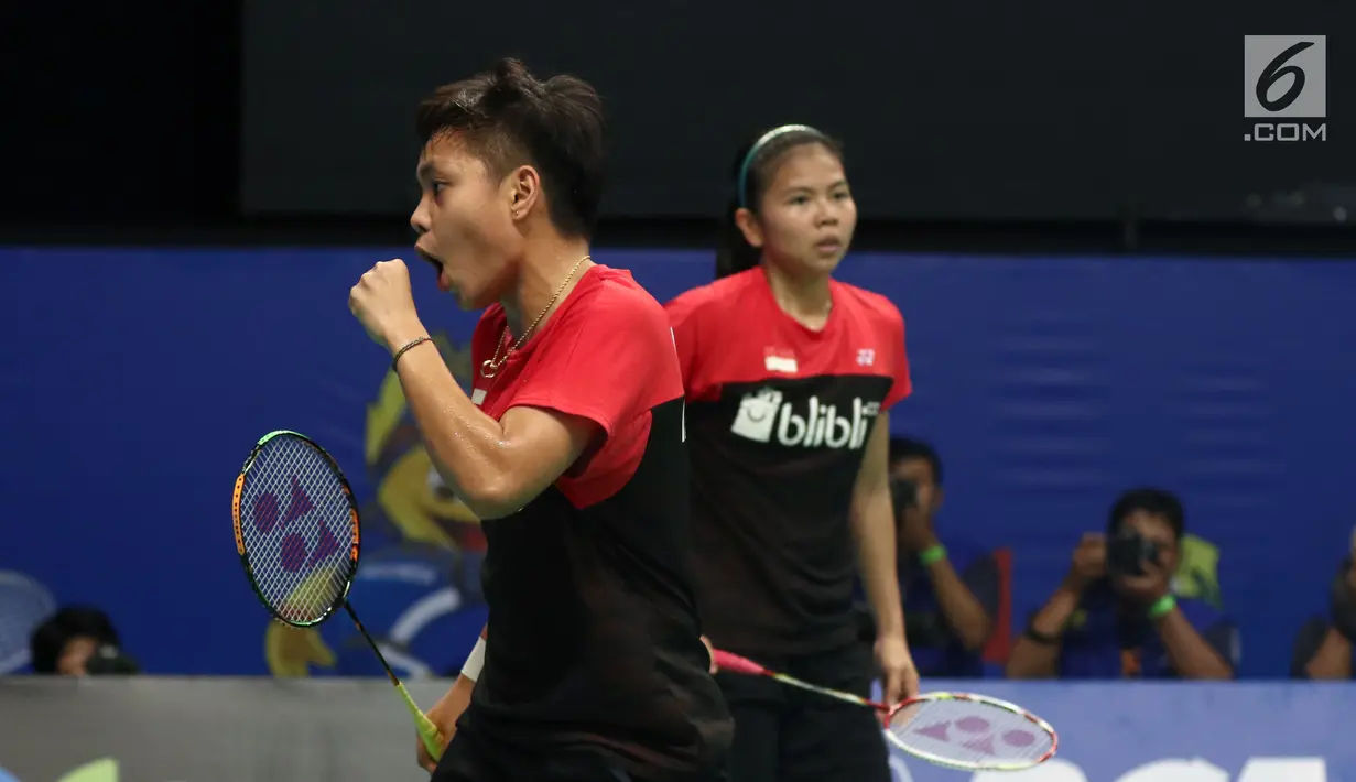 Ganda Putri Indonesia, Greysia Polii/Apriyani Rahayu mengepalkan tangan saat melawan Chae Yoo Jung/Kim So Yeong (Korsel) di 32 Besar Indonesia Open 2017, Jakarta, Rabu (14/6). Greysia/Rahayu unggul 15-21. 21-23, 21-14. (Liputan6.com/Helmi Fithriansyah)