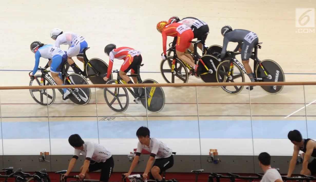 Atlet Elga Kharisma Novanda (tengah) saat turun nomor keirin putri di Jakarta International Velodrome, Rawamangun, Selasa (28/8). Elga selisih waktu 1,213 detik setelah Hong Kong, Tiongkok, Korea Selatan, dan Jepang. (Merdeka.com/Arie Basuki)