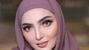 Belum lagi di sini Ashanty tampil berhijab dengan outfit bernuansa ungu dan hijab ungu polos yang serasi. [Foto: Instagram/ashanty_ash]