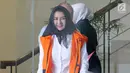 Tersangka Bupati Kutai Kartanegara nonaktif Rita Widyasari berjalan usai diperiksa di Gedung KPK, Jakarta, Kamis (1/2). Rita kembali diperiksa sebagai tersangka dalam kasus dugaan tindak pidana pencucian uang (TPPU). (Liputan6.com/Herman Zakharia)