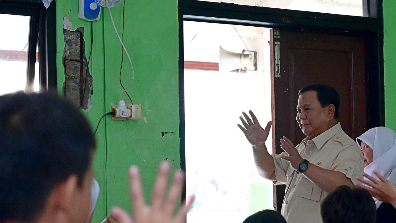 Potret Cerianya Anak TK-SD di Jaktim Didatangi Prabowo, Saling Berebut Cium Tangan