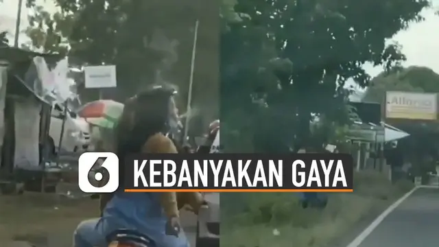 Direkam oleh pengendara mobil yang sedang berjalan. Aksi perempuan ini kena imbasnya.