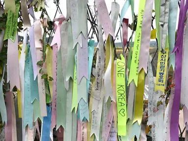 Pita yang mengharapkan perdamaian dan penyatuan kembali Semenanjung Korea digantung di pagar militer di taman perdamaian Imjingak dekat Zona Demiliterisasi (DMZ) yang memisahkan kedua Korea di Paju pada tanggal 14 Oktober 2024. (JUNG YEON-JE/AFP)