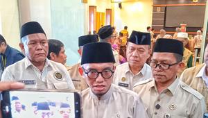 Wakil Menteri Haji dan Umrah RI Dahnil Anzar Simanjuntak menjawab pertanyaan wartawan usai meninjau Asrama Haji Sudiang di Makassar, Rabu (13/5/2026). (Liputan6.com/ Fauzan)