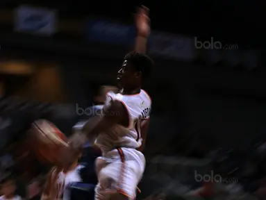 Aksi pemain Pelita Jaya, Wayne Bradford Lyndon saat melakukan lay up saat melawan Satria Muda pada laga Perbasi Cup 2017 di Sports Mall, Kelapa Gading, Jakarta, (10/11/2017). Pelita Jaya menang 82-77.  (Bola.com/Nick Hanoatubun)