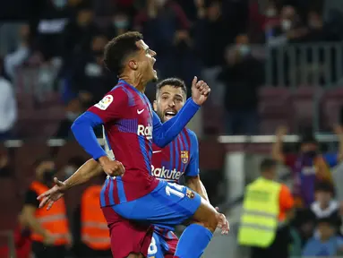 Gelandang Barcelona, Philippe Coutinho berselebrasi usai mencetak gol ke gawang Valencia pada pertandingan lanjutan La Liga Spanyol di stadion Camp Nou di Barcelona, Spanyol, Senin (18/10/2021). Barcelona menang atas Valencia dengan skor 3-1. (AP Photo/Joan Monfort)