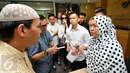 Velove Vexia (berkaca mata) bersama beberapa kerabatnya menyambangi gedung KPK Jakarta untuk dapat mengunjungi ayahnya, OC Kaligis yang ditahan di Rutan Guntur Jakarta, Jumat (17/7/2015). (Liputan6.com/Yoppy Renato)