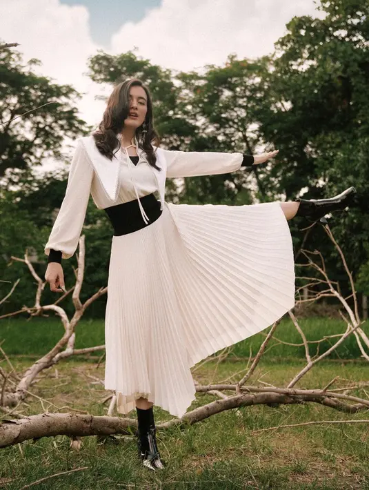 Sebagai publik figur, pemain film Bumi Manusia ini selalu memperhatikan penampilannya. Seperti ketika menjalani pemotretan, Mawar Eva tampil memesona dalam balutan busana vintage. Penampilannya pun bak gadis cantik di era 70-an.(Liputan6.com /IG/@mawar_eva)