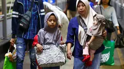 Jumlah pemudik yang menyeberang ke Pelabuhan Bakauheni, Lampung hingga Sabtu (6/4) atau H-4 lebaran 2024 melonjak drastis. (Liputan6.com/Angga Yuniar)