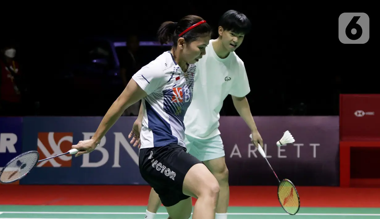 Pebulu tangkis ganda putri, Greysia Polii saat memainkan laga eksebisi saat acara perpisahan bertajuk "Greysia Polii: Testimonial Day" di di Istora Senayan Jakarta, Minggu (12/6/2022). Secara resmi, Greysia Polii mengundurkan diri dari kariernya sebagai atlet sebelum berlangsungnya final Indonesia Masters 2022. (Liputan6.com/Helmi Fithriansyah)