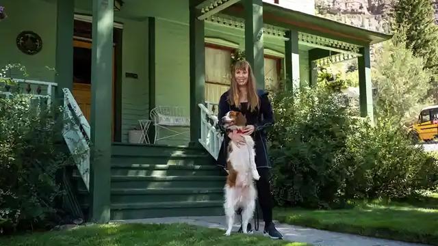Dexter, anjing yang berjalan dengan dua kaki belakang seperti seorang manusia (Foto: photographer David Clifford/The Guardian)