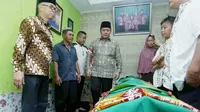 Gubernur Sumsel Herman Deru saat melayat ke rumah duka WK (14), korban penganiayaan di SMA Taruna Indonesia Palembang (Dok. Humas Pemprov Sumsel / Nefri Inge)