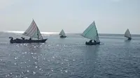 Empat perahu layar dalam ekspedisi perdana dari pelabuhan L.Say Maumere menuju Pulau Kojadoi. (Foto Dionisius Wilibardus)