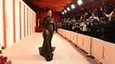 Penyanyi/aktris Barbados Rihanna menghadiri Academy Awards ke-95 atau Oscar 2023 di Teater Dolby di Hollywood, California pada Minggu, 12 Maret 2023, waktu setempat. Pelantun "Where Have You Been" ini berbalut gaun ikat kulit dari Alaïa yang dibuat khusus sembari memamerkan baby bump. (Photo by VALERIE MACON / AFP)
